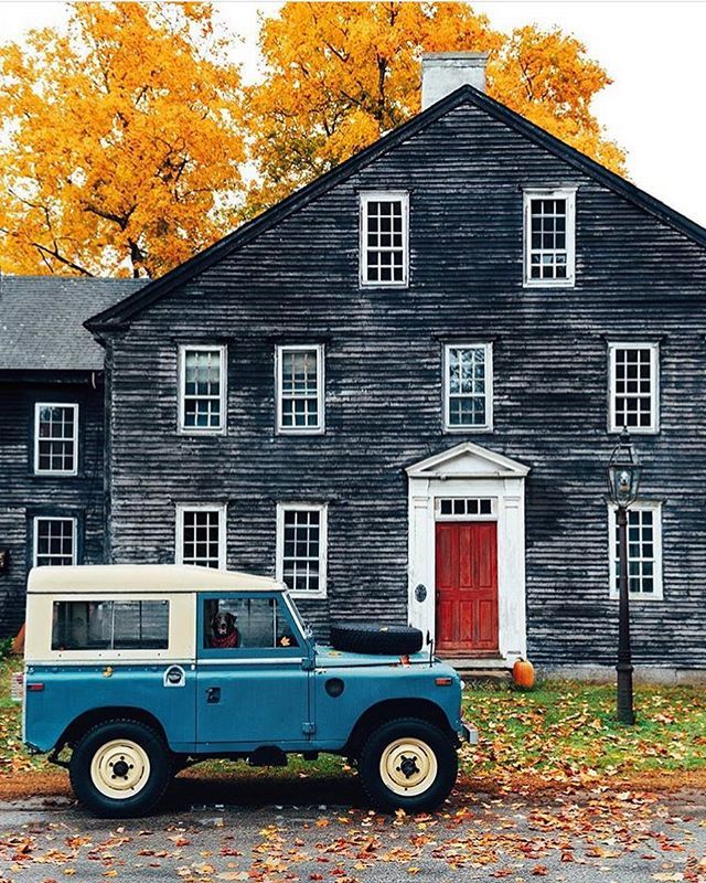 Would you just 👀 at this New England Fall scene ? Nice one @pjhavel - shot in Kennebunk, Maine  #carsinfrontofhouses #landroverdefender #vintagelandrover #maine #fall #fall🍁 ift.tt/2QUaUpL