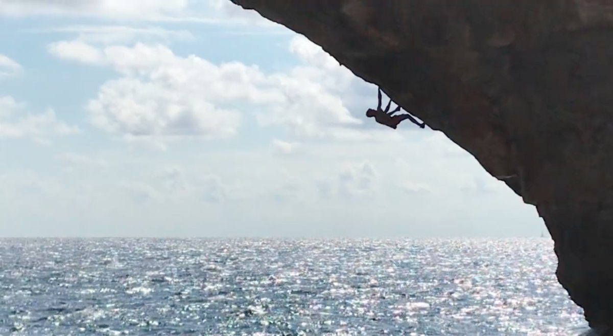 vertical_review's tweet photo. Watch Jan Hojer make the third ascent of Es Pontas, a massive sea arch made famous by Chris Sharma in King Lines #dws #spain #climbing #verticalreview https://t.co/6aOiVpx6FM https://t.co/tVtECzBtXM