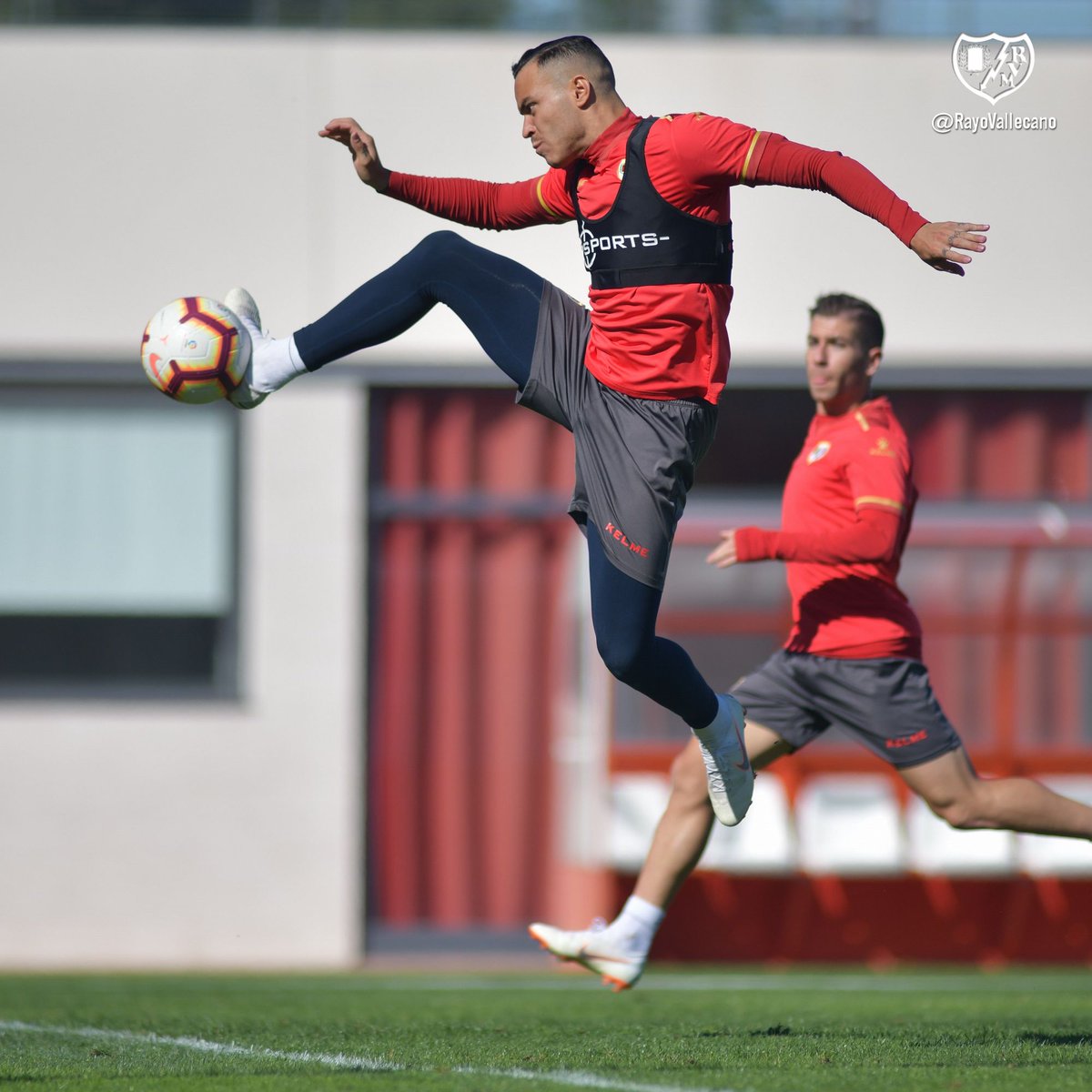 De Tomás controla un balón en el entrenamiento (Foto: Rayo Vallecano).