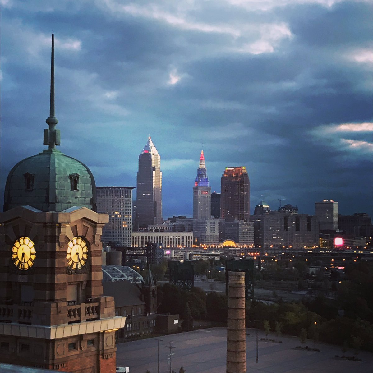 IrishInCle's tweet photo. It’s time to wake up #cleveland ...  #morningview #morningvibes #skylightpenthouse #thisiscle https://t.co/vDWjuPgzp7