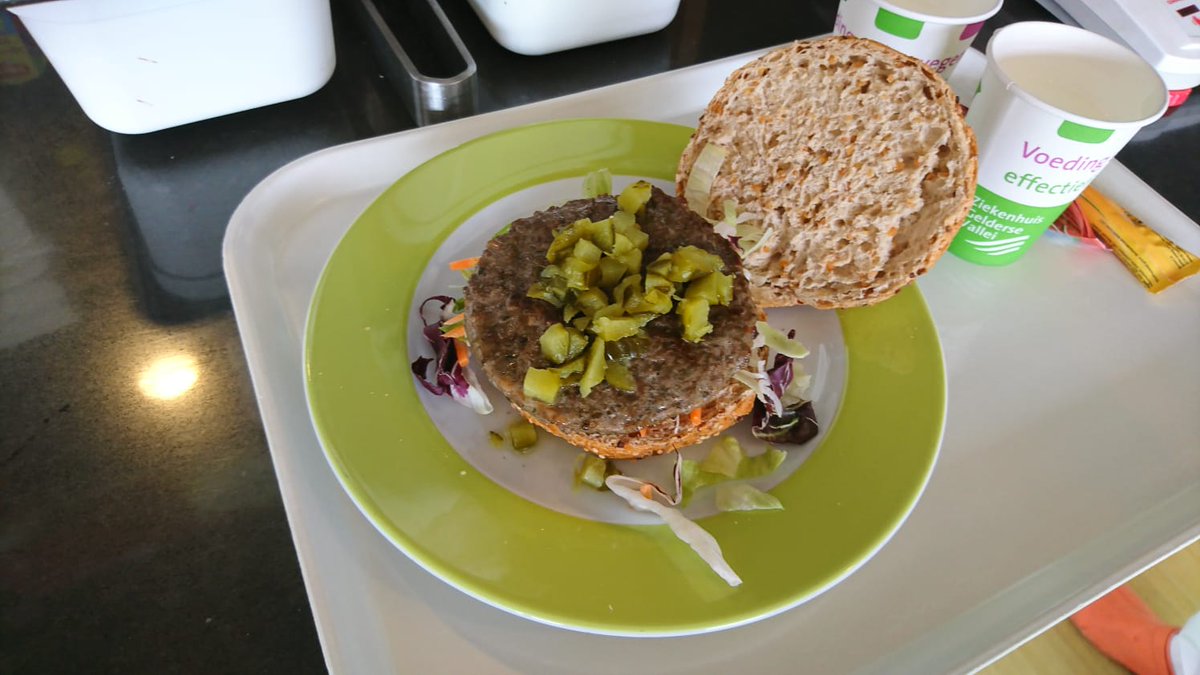 Eat2Move's tweet image. Vandaag presenteert @GelderseVallei de UmaMeats burger in het personeelsrestaurant #innovatie #proeftuin @StartLifeNL tijdens #Wereldvoedseldag