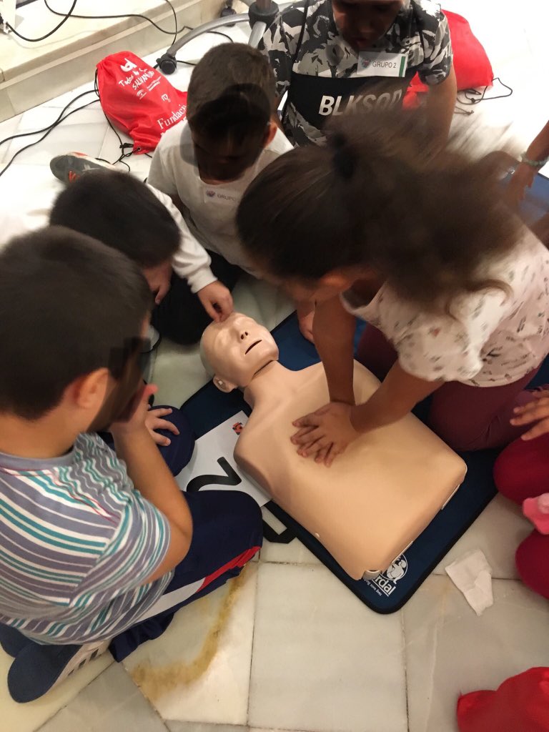 olemanue's tweet image. En este día tan especial, enseñando RCP a los sevillanos más jóvenes
@061Informa @E112Andalucia @EmergenciasSev @BOMBEROSSEVILLA #dccu @CruzRojaSevilla @unisevilla @AndaluciaJunta