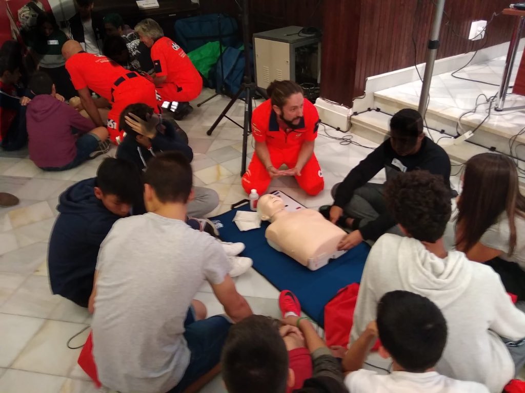 olemanue's tweet image. En este día tan especial, enseñando RCP a los sevillanos más jóvenes
@061Informa @E112Andalucia @EmergenciasSev @BOMBEROSSEVILLA #dccu @CruzRojaSevilla @unisevilla @AndaluciaJunta