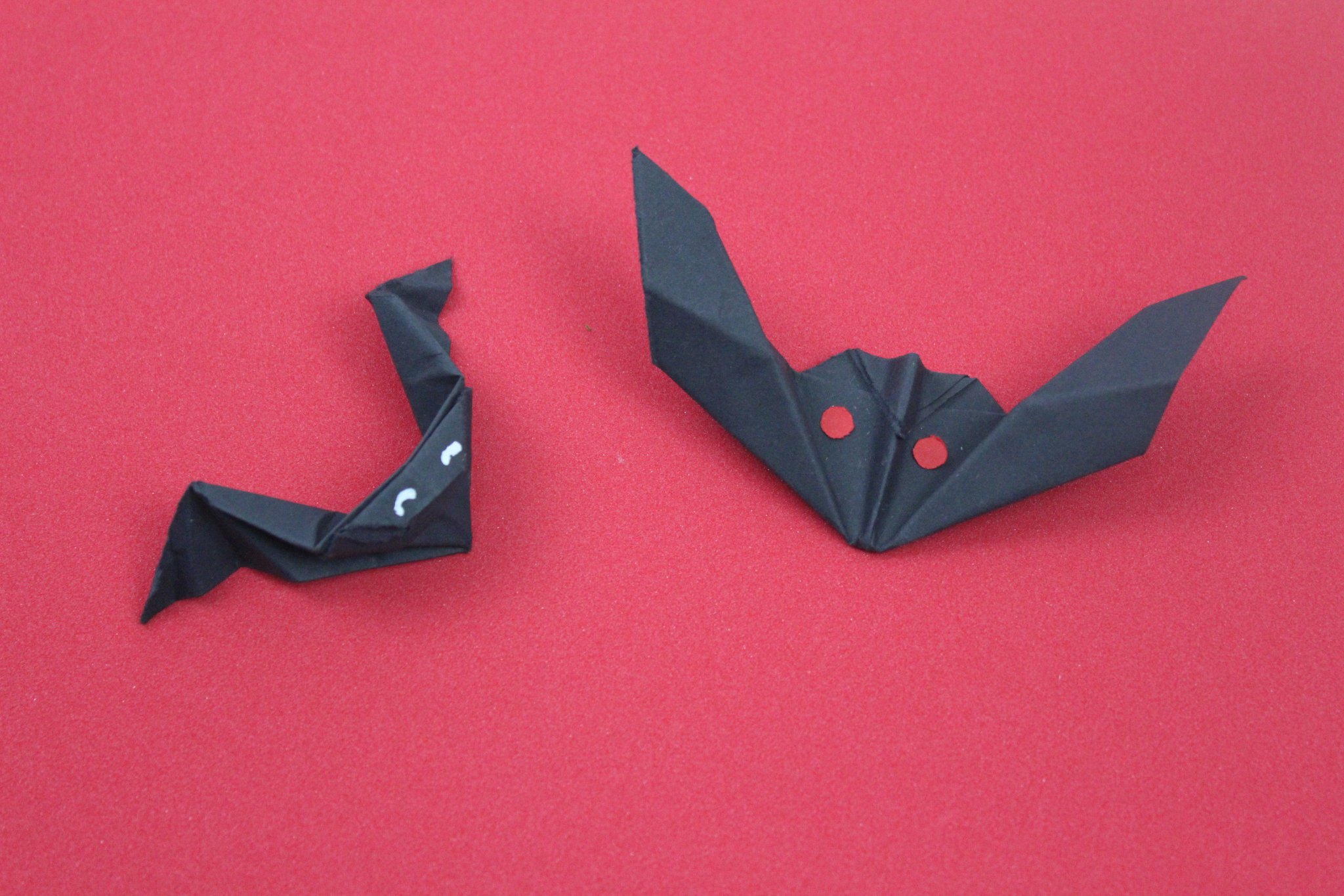 Flora Shop Zwei Moglichkeiten Wie Du Eine Origami Fledermaus Aus Papier Fur Die Halloween Party Falten Kannst T Co Lyicaadz0q T Co Ari1ybyomn