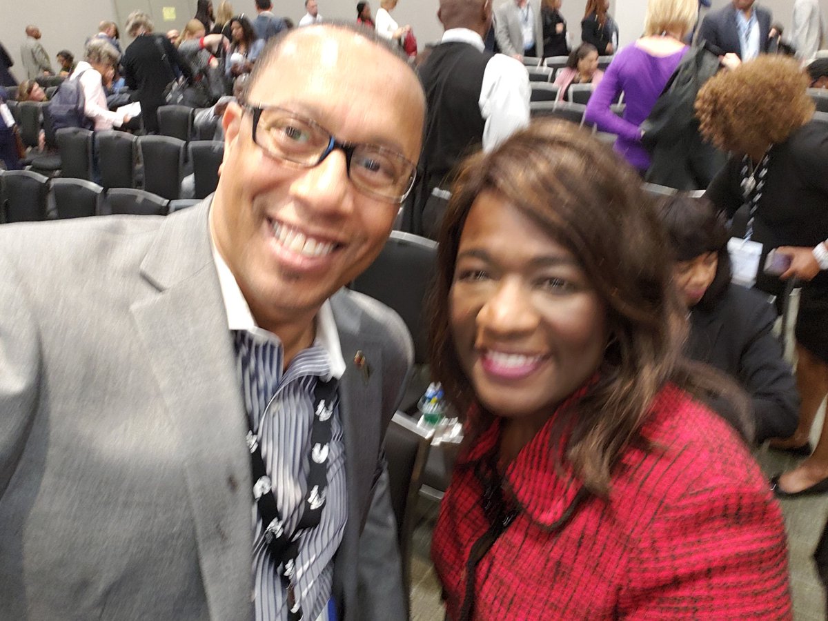 Robt_Simpson's tweet image. MMSDC&apos;s fearless leader, Michelle Sourie Robinson, connecting in Austin. #NMSDCConference  #MMSDC #Aon