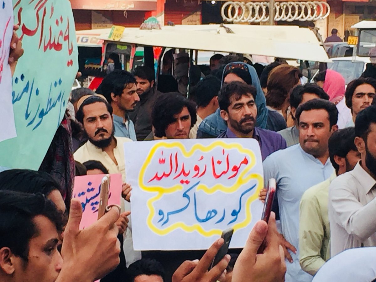 Noor1nsafian's tweet photo. پی ٹی ایم ڈیرہ اسماعیل خان کا احتجاج 
#PashtunLongMarch2Bannu 
#ReleaseRowaidUllah  #DIK 
#ReleasePTMActivists
#PTM https://t.co/jJYB1wrby5