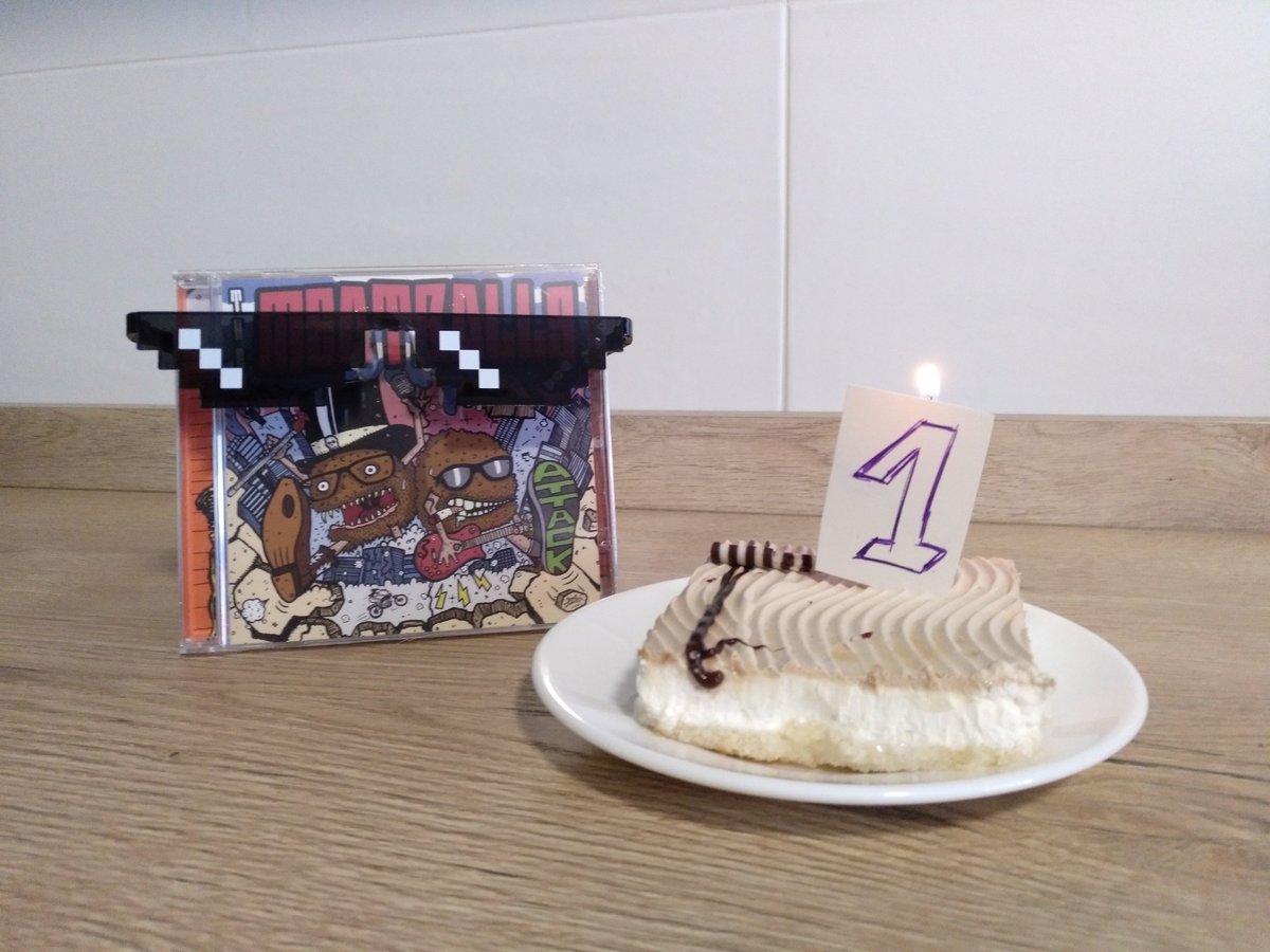 Hoy estamos de celebración! hace un año que vio la luz "Attack"!! Desde aquí agradecer a todos los que perteneceis ya a la gran familia albóndiga (vosotros sois nuestra salsa😘😘) y a los que se nos sumen en un futuro. Pd: Estamos preparando cositas y llegarán pronto 😁