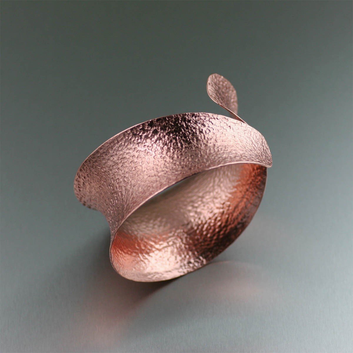 Gorgeous Copper Bangle Bracelets Showcased on #ILoveCopperJewelry #CopperGifts #SFMade ilovecopperjewelry.com/jewelry/bracel…