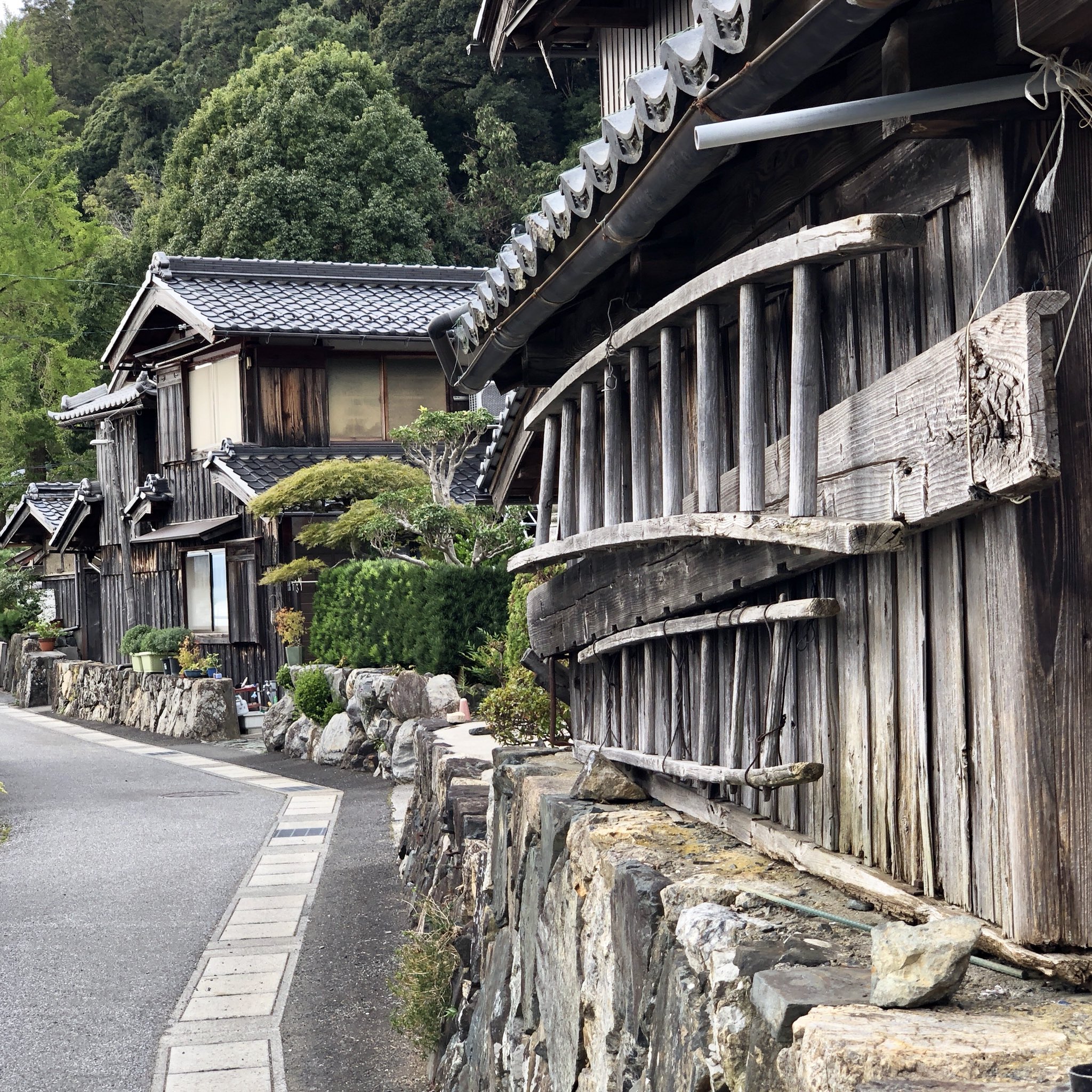 永江弘之 奥琵琶湖の菅浦集落を歩く その3 菅浦の湖岸集落景観 として国の重要文化的景観に選定 また 琵琶湖とその水辺景観 祈りと暮らしの水遺産 の構成文化財にも選定されています 滋賀県長浜市西浅井町菅浦 Iphonex T Co 永江弘之 奥琵琶湖の菅浦集落を歩く その3 菅浦の湖岸集落景観 として国の重要文化的景観に選定 また 琵琶湖とその水辺景観 祈りと暮らしの水遺産 の構成文化財にも選定されています 滋賀県長浜市西浅井町菅浦 Iphonex T Co