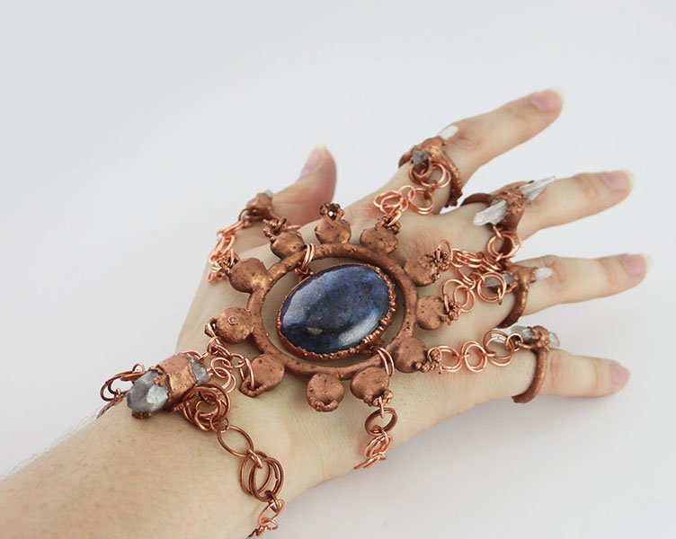 Anaria_Innoxia's tweet photo. Can anyone identify this #magicitem for me? #DnD #dungeonsanddragons #fantasyitems #BardLife #artschool #electroformed #quartz #fantasyasart https://t.co/3gb8Q9vBud