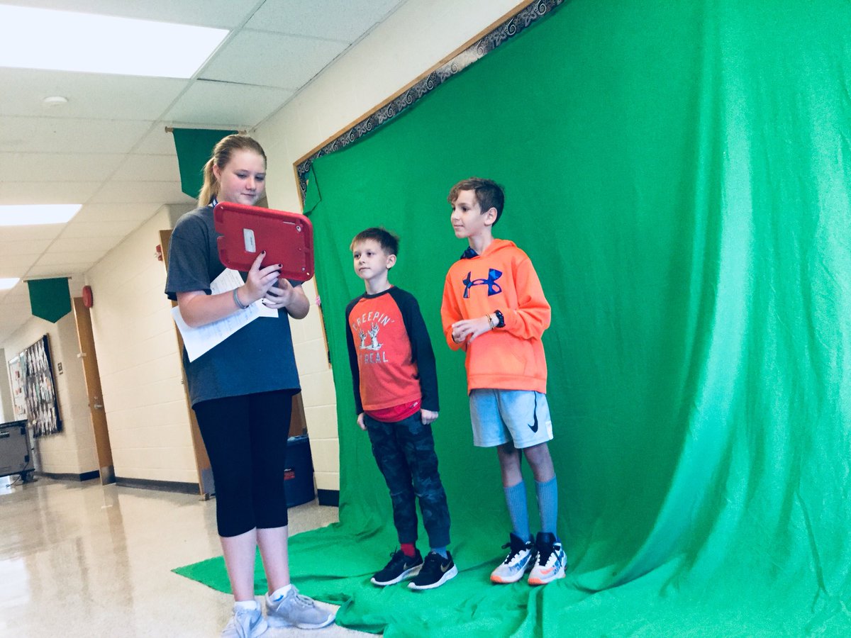 Lily helping some third graders film their <a href="/DoInkTweets/">DoInk Tweets</a> location commercials- iCougar photographer Aedan: “I added a nice filter to make the third graders look taller...”
😊🙌🏻🐾