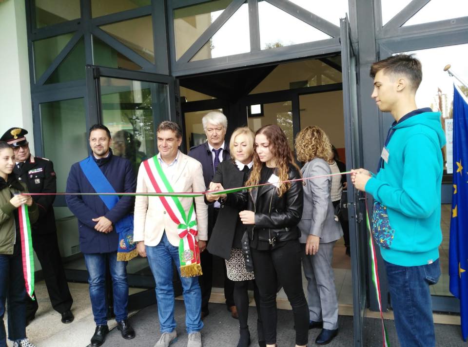 massimo_seri's tweet photo. Il @LiceoApolloniFano ha cambiato sede.Da quest'anno i ragazzi e gli insegnanti si sono spostati nella sede di San Lazzaro.Ho visitato la struttura e devo dire che è molto accogliente e si è adattata alle esigenze di una scuola d'arte.Buona permanenza in questa splendida #scuola https://t.co/YDzGo5zh15