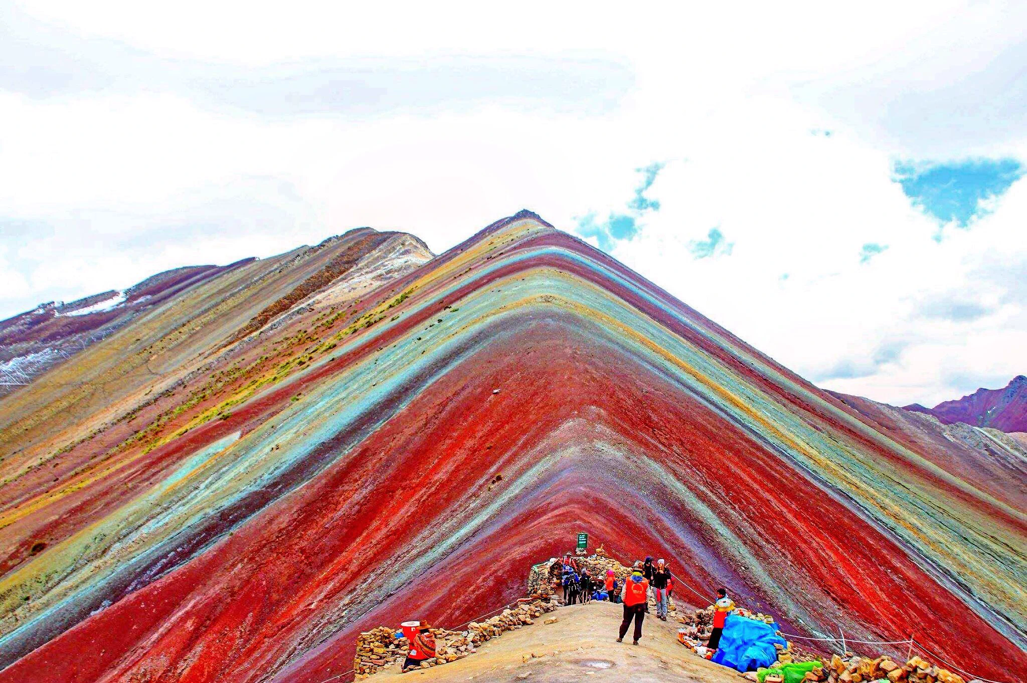 ペルーの観光名所はマチュピチュだけじゃない！レインボーマウンテンが絶景！