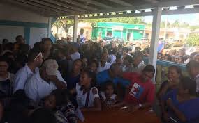 AmericoDeGrazia's tweet photo. 5/5 Pobladores y familiares de las víctimas,aguardan en Tumeremo el traslado de los cuerpos, desde las minas “Los Candados” para darles sepultura. Hasta el momento, no se conoce las cifras exactas de muertes ocurrida. https://t.co/tPUh7r3zKJ