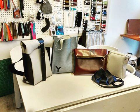 Modelessen's tweet photo. Wil je ook je eigen lederlook tas maken? dan is dit echt wat voor  jou! 
 Naai zelf je tas uit kunstleer. Er is keuze uit  diverse modellen.
 datum:10 november, 13:00-16:30
 prijs:45,50- inclusief skaileder, fournituren en een lekker hapje
Locatie:, Bas Jungeriusstraat 244b #RDAM https://t.co/2nxt5YZW1H