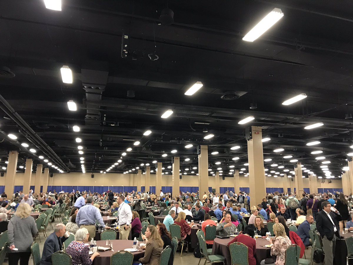 jerrynicklow's tweet image. Breakfast with a few thousand insurance professionals to kick off #AppliedNet2018