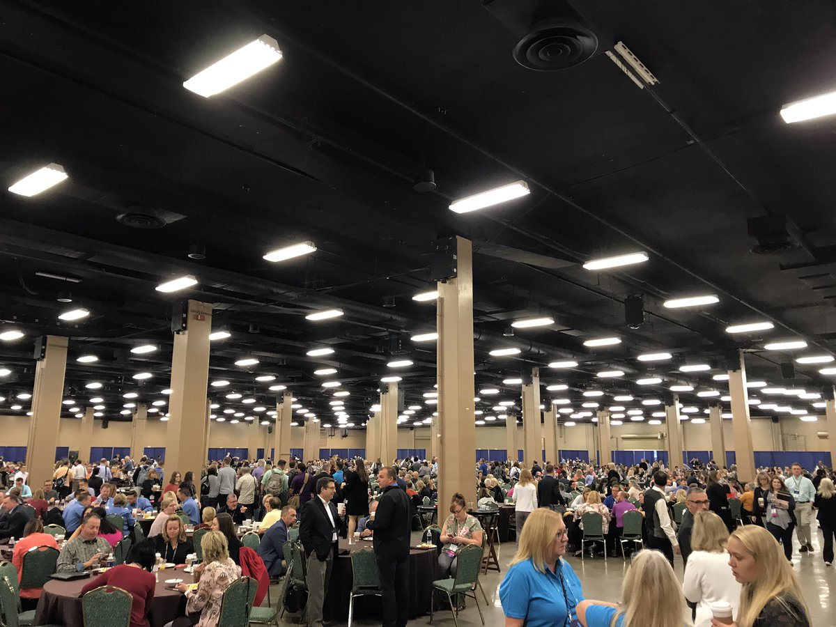 jerrynicklow's tweet image. Breakfast with a few thousand insurance professionals to kick off #AppliedNet2018