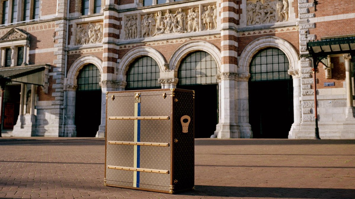 BillionsPortal's tweet photo. https://t.co/wZD1WlpQ26
Louis Vuitton creates a special-order trunk to transport art masterpiece "The Milkmaid" by Vermeer from Amsterdam to Tokyo.
#SavoirFaire #Exhibition #LouisVuitton #Masterpieces #Art #TravelTrunk #Vermeer https://t.co/8HYLWlE3dK
