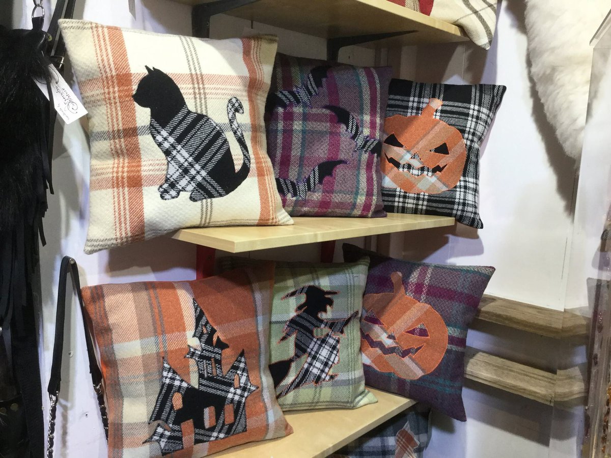 ThistleSewNice's tweet photo. 2 weeks till Halloween!! 

#Halloween #spookyseason #Halloweendecor #Halloweenpillow #Halloweencushion #homedecor #orangehalloweendecor #blackhouse #orangetartan #blacktartan #tartanpillow #Tartancushion #shoponetsy #handmade #madeinScotland  #Appliqué #giftideas #onlinecraft https://t.co/lq1AKSdSAg