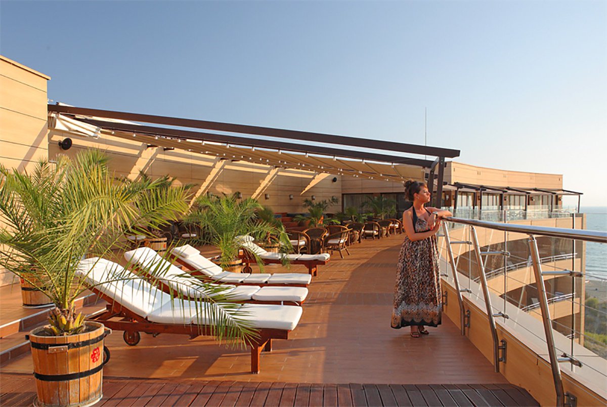 StayBonanza's tweet photo. 🏖️🤩Get a celebrity treatment - beachfront resort in Bulgaria. Stunning sea views, luxurious rooms, superb Spa &amp; Wellness centre. Relax at the beach or sky bar and watch the sunset. Save 16%!!🌅😍

Book now ➡️ https://t.co/UXvQtKW2bc

#beachfront #longweekend #bulgaria #skybar https://t.co/73FWOA4S3O