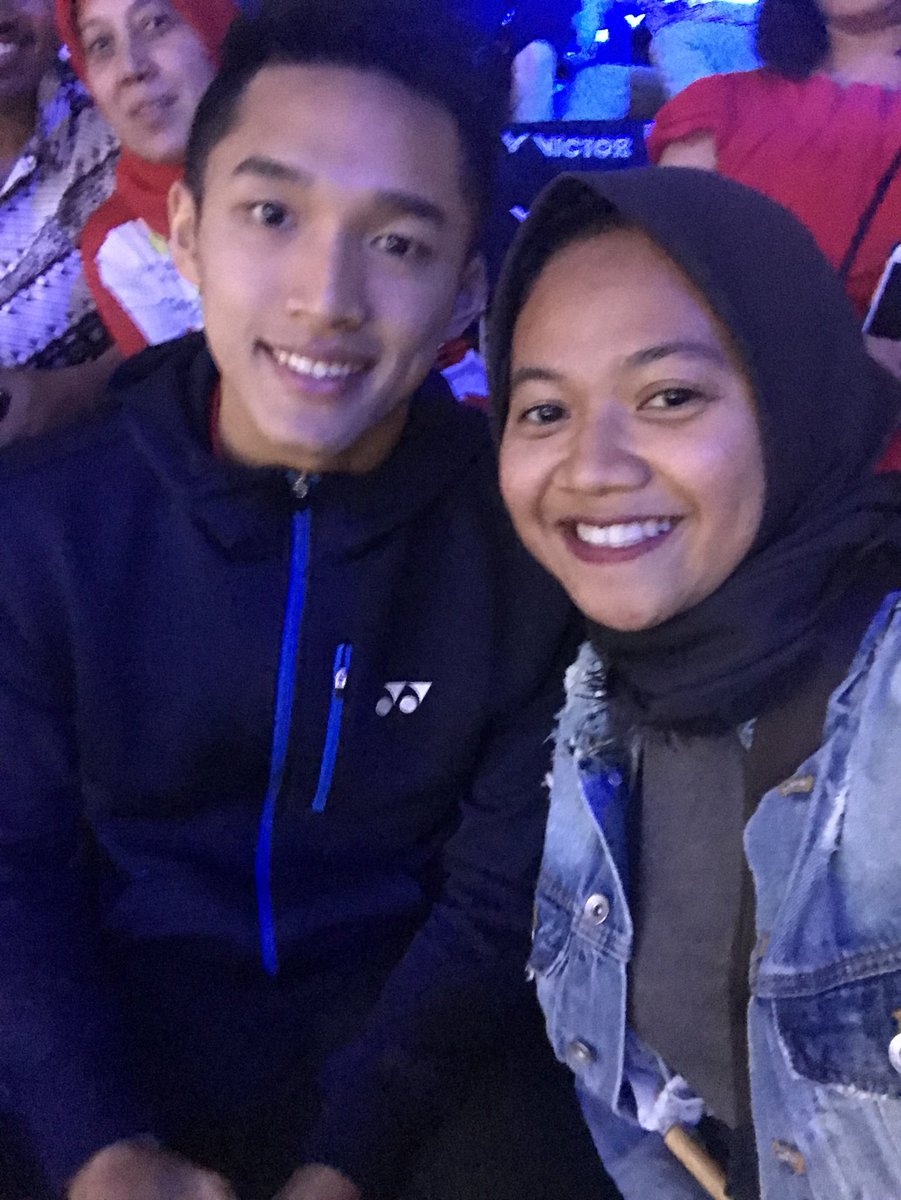 Nyempetin selfie sebelum tanding!!! Go go Jonathan. Kami indonesia disini mendukungmu!! 🇮🇩 #DenmarkOpenSuper750