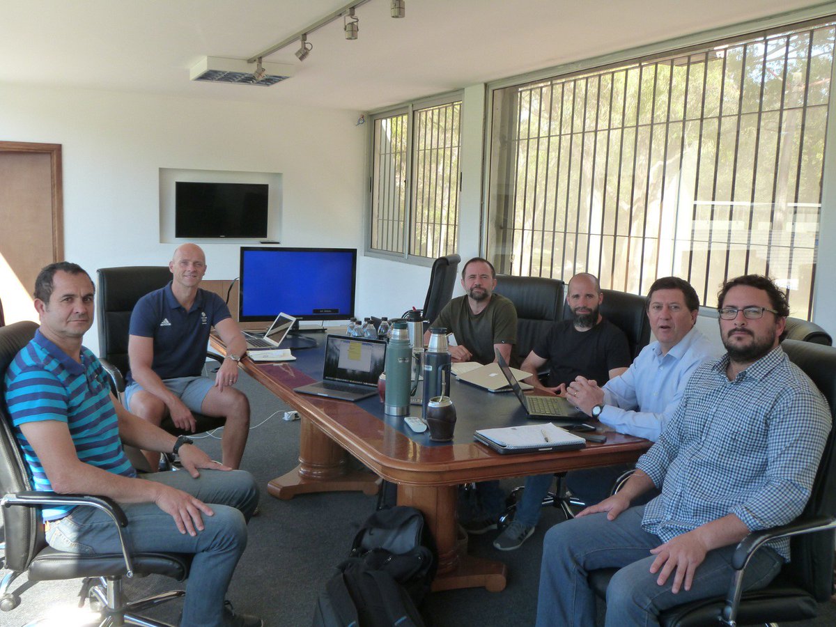 Calvin Morris y Craig White, High Performance Consultants de <a href="/WorldRugby/">World Rugby</a>, junto al Staff de <a href="/RugbyUruguay/">U.R.U.</a> en el Estadio Charrúa realizando la revisión anual del plan de Alto Rendimiento e inversión del período 2018-2019