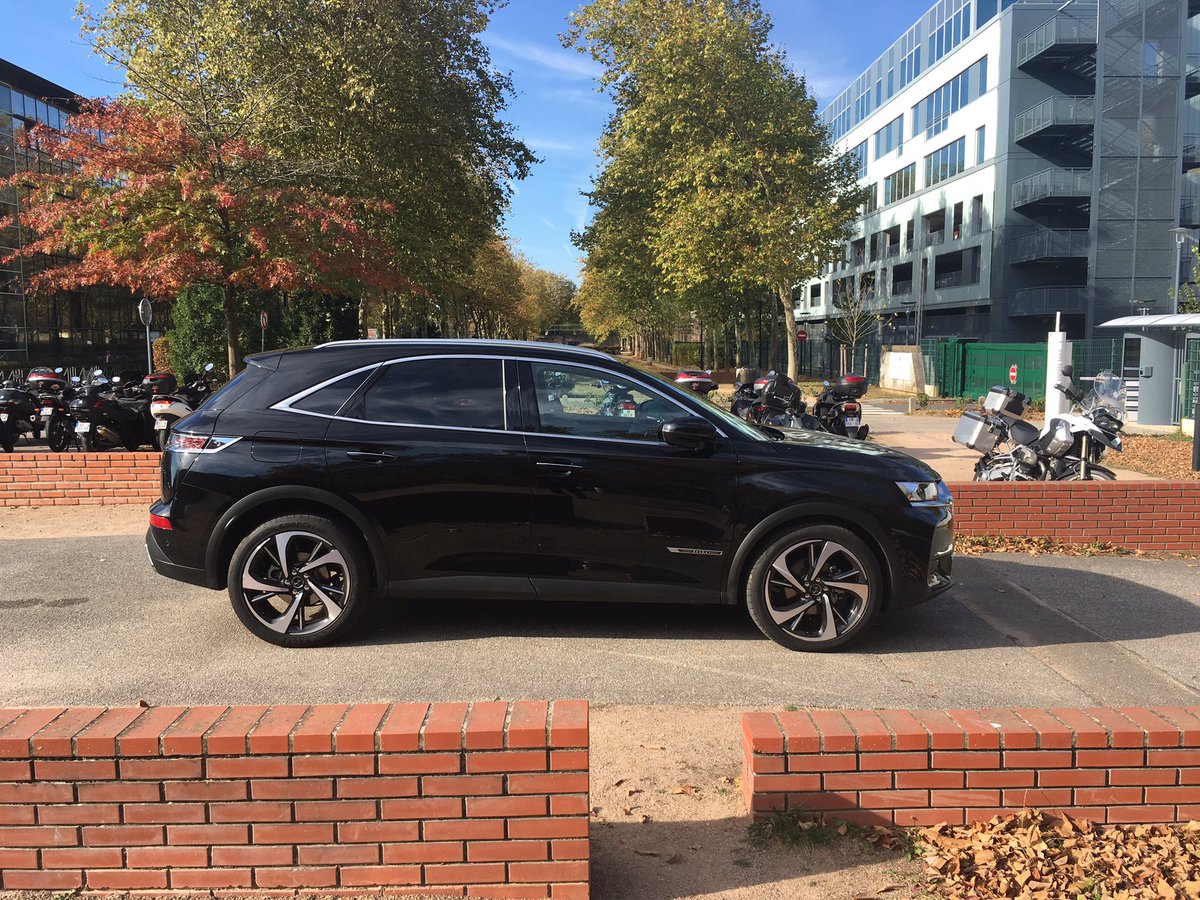 48hTechno's tweet photo. Nos (chanceux) visiteurs ont le privilège de tester les nouveaux modèles #ds !! #48hTechno https://t.co/yB82rCrGax