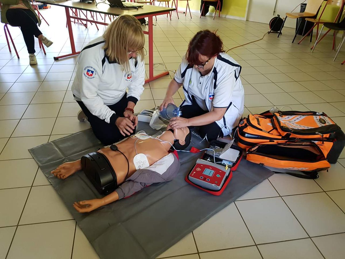 croixblanche69's tweet photo. Les 13&14 octobre se déroulait le premier weekend de formation continue PSE et CO des 14 associations du CD.
Cette année, nouveauté : mesure de la glycémie !
#formationcontinue #equipiersecouriste #cadreoperationnel #chefdequipe #PSE1 #PSE2 #croixblanche #secourisme #secouriste https://t.co/uZIG1Ddgom