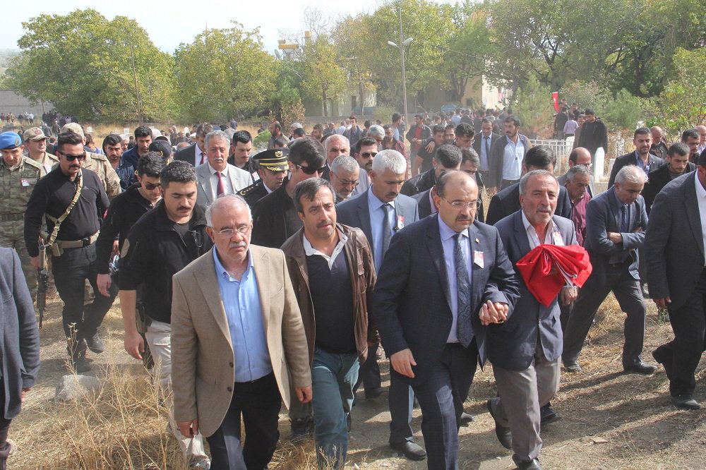 BitlisValiligi's tweet photo. Eğitim sırasında şehit olan polis adayının cenazesi, memleketi Adilcevaz’da toprağa verildi.
https://t.co/bIj2u204fj https://t.co/QcbLw0byjN