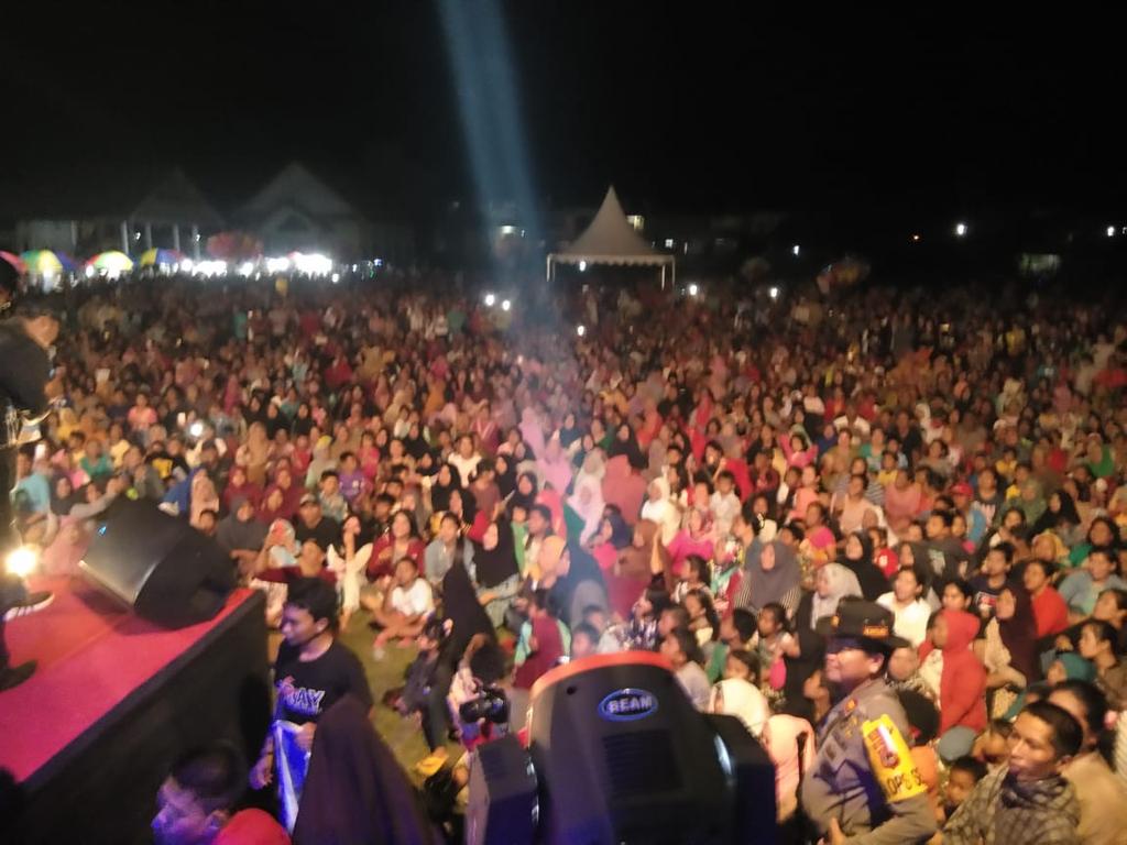 Maulitha13's tweet photo. Wow begitu banyak yg cinta dan mensuport @abi_kdi 
#AbiKonserAmalUntukSULTENG https://t.co/J5uI71a9Ls