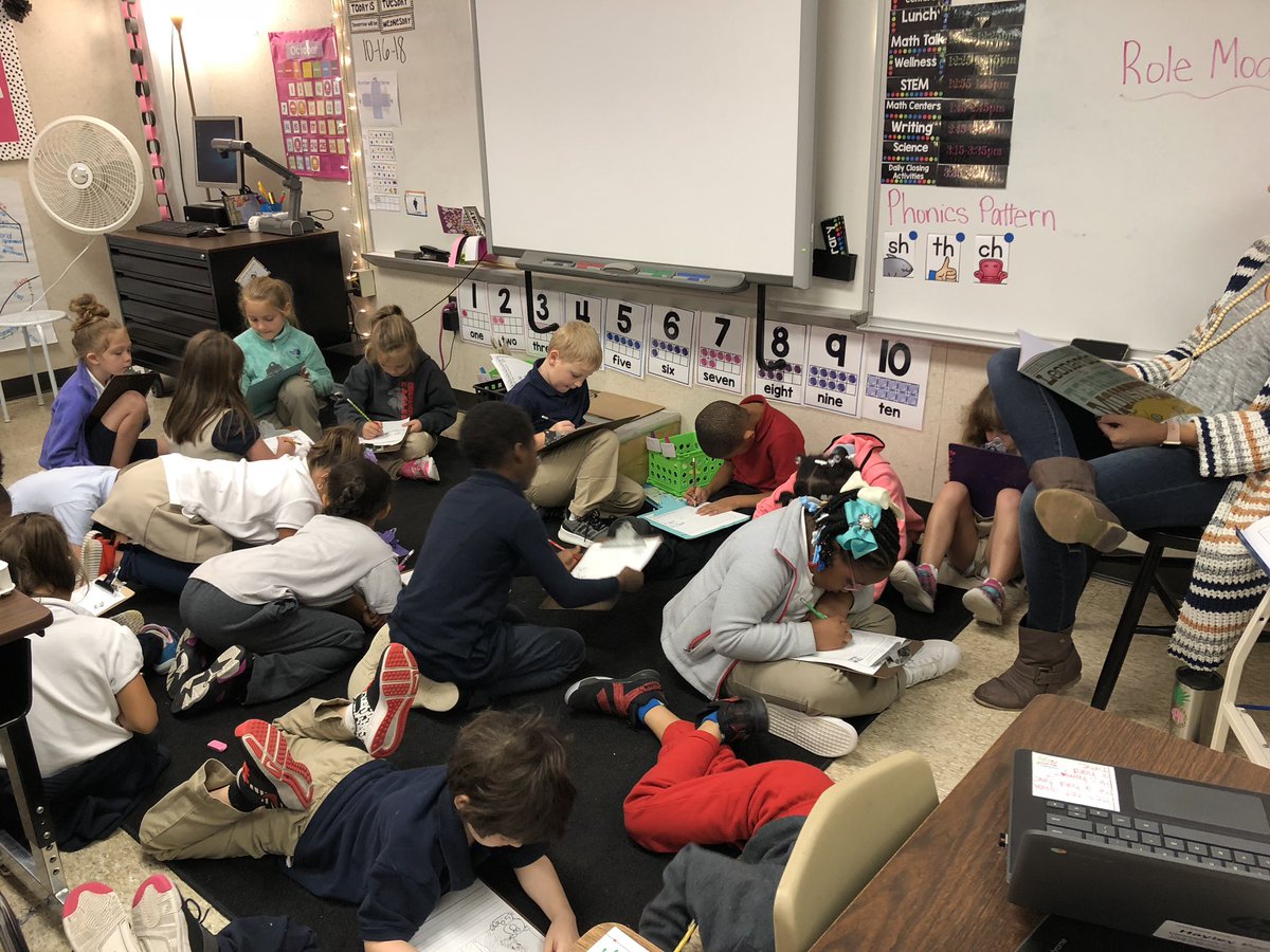 JulieC8466's tweet photo. #PowerWalkMoment Catching students practicing visualizing during a shared reading lesson. #PowerfulPractice @mspacks1stpack #BestYearYet #EisenhowerStrong #Zone1derful https://t.co/F6vq9DXAF7