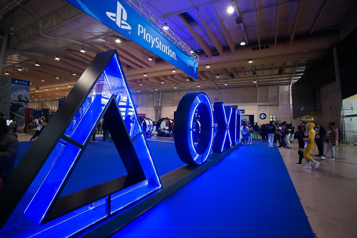 PlayStationPT's tweet image. Estamos a apenas 1 mês da @LisboaGamesWeek! De 15 a 18 de novembro, na FIL, poderás jogar os melhores títulos do ano para a #PS4 e para o #PSVR, e ainda descobrir novos jogos #PlayLink! Será também o momento para conhecer os 11 finalistas dos Prémios PlayStation - já apurados! 👇