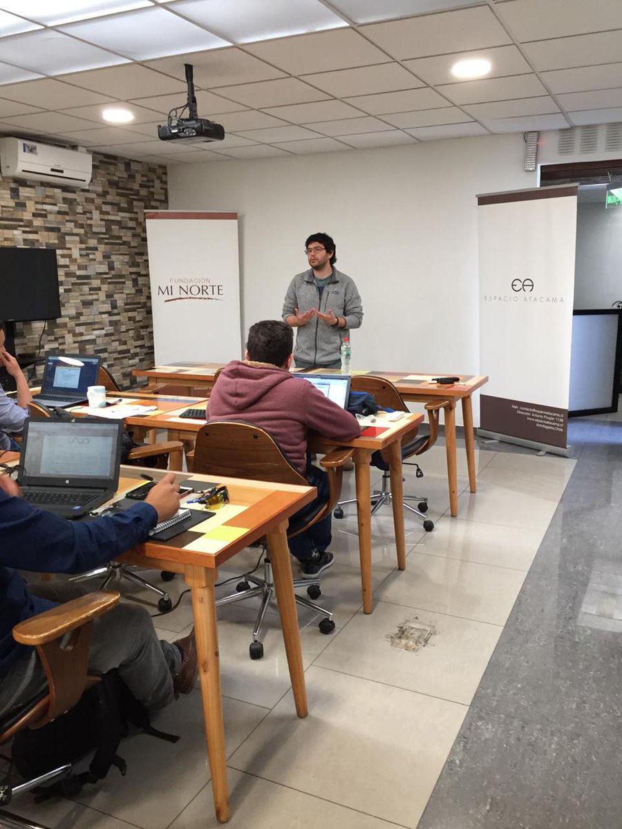 Emprendedor <a href="/endeavorchile/">Endeavor Chile</a> y socio de <a href="/puntajenacional/">Puntajenacional.cl</a> <a href="/dmnavalon/">Diego Martínez</a> participa en conversatorio con emprendedores tecnológicos de #Antofagasta