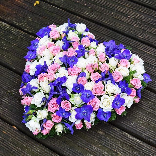 Heart 💕💙#funeralheart #funeralflowers #inlovingmemory #freshflowers #rochesterflorist #medwayflorist #stroodflorist #kentflorist ift.tt/2Aeaup0