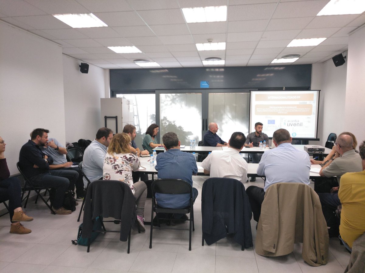 SocioEconAMB's tweet photo. Expliquem els programes i projectes de #mobilitatinternacional per a alumnes, docents i centres de #FormacioProfessional 👩‍🏫👩‍🍳👩‍🔧 de L'Hospitalet amb @LHEDUCACIO @XarxaFP_SG @fundaciobcnfp #internacionalitzacio #garantiajuvenil #erasmus+ #singulars #FPaAMB https://t.co/J7enzQoch1