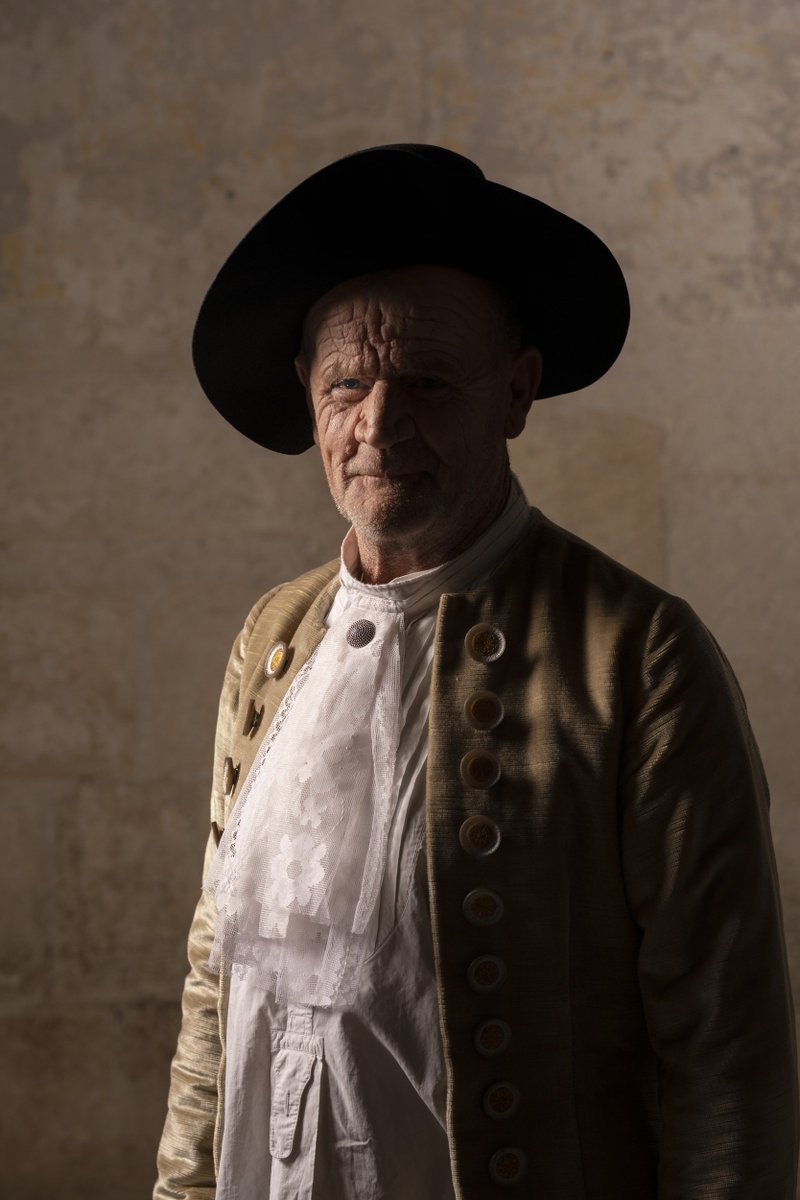 Costumotek's tweet photo. Belle rencontre avec le SPAP de Nîmes, et toute l'équipe. Un projet magnifique de Christophe Loiseau, qui a réalisé ces sublimes portraits dans nos costumes. 
Exposés à Avignon au Festival "C'est pas du Luxe" organisé par la fondation Abbé Pierre et à Paris pour "Nuit Blanche" https://t.co/t6zT164IH4