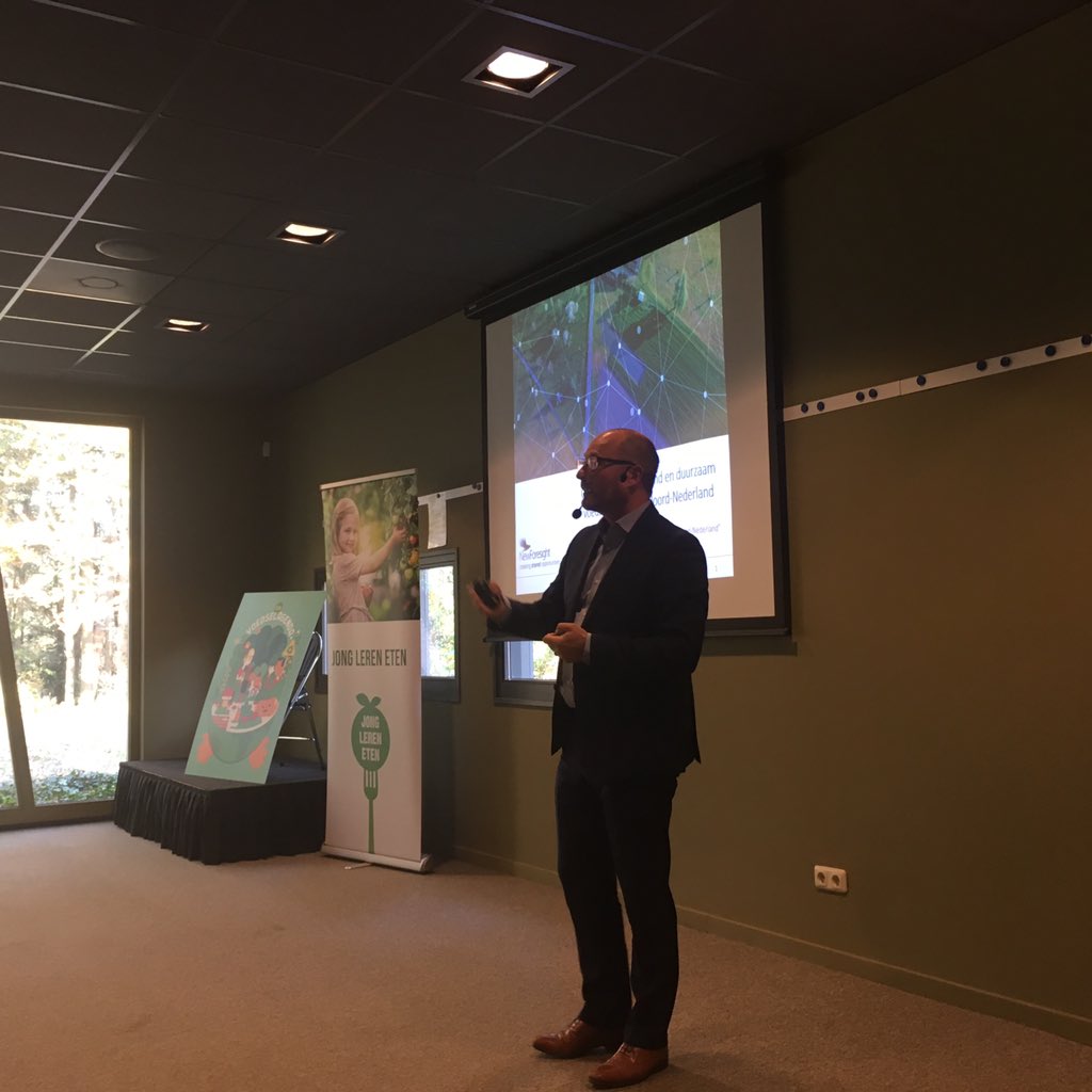 @Lucas_Simons spreker #voedselagenda #DAFW18 ‘als je de uitkomst wilt veranderen, dien je de spelregels te veranderen’ <a href="/IVNRegioNoord/">IVN Regio Noord</a> <a href="/JongLerenEten/">Jong Leren Eten</a> <a href="/GGDDrenthe/">GGD Drenthe</a>  <a href="/GGDGroningen/">GGD Groningen</a> <a href="/ggdfryslan/">GGD Fryslân</a>