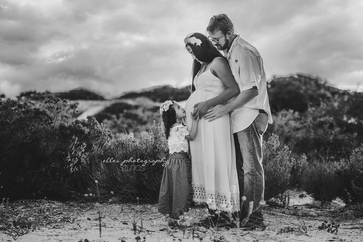 EllesPhoto's tweet image. This beautiful family can't wait for their new bundle of joy to arrive! @FLTripGuides