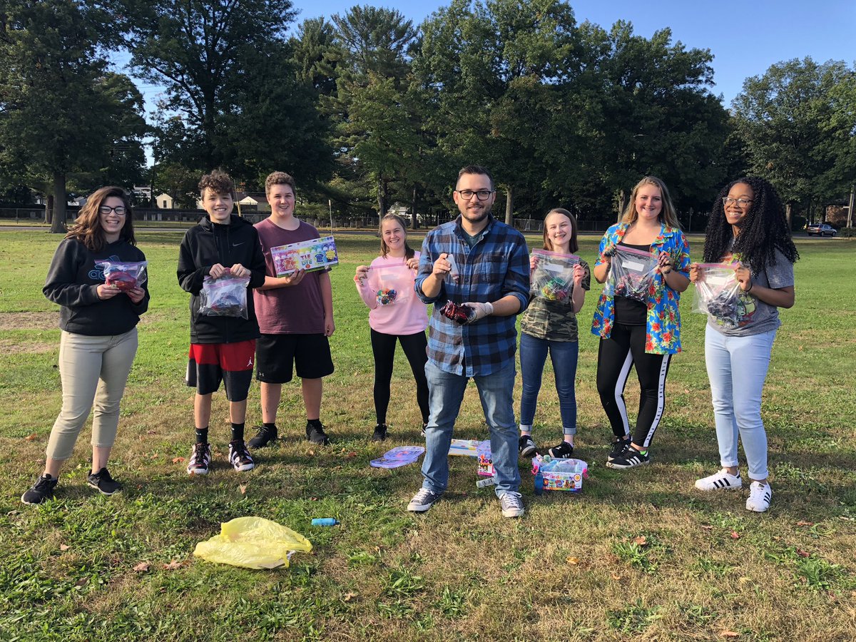 KellyHickeyPHS's tweet photo. What a fun school spirit day! I saw plenty of tacky tourists and was able to spend the beautiful afternoon tie dying with some of the freshmen for their 70’s homecoming theme. Don’t forget to wear class colors tomorrow for Class Competition points! #Plainvillepride https://t.co/62DX3puc39
