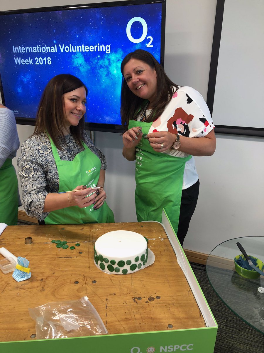 Loobydooby24's tweet image. Love my job #cakeoff #ivw2018 #weareo2 #nspcc