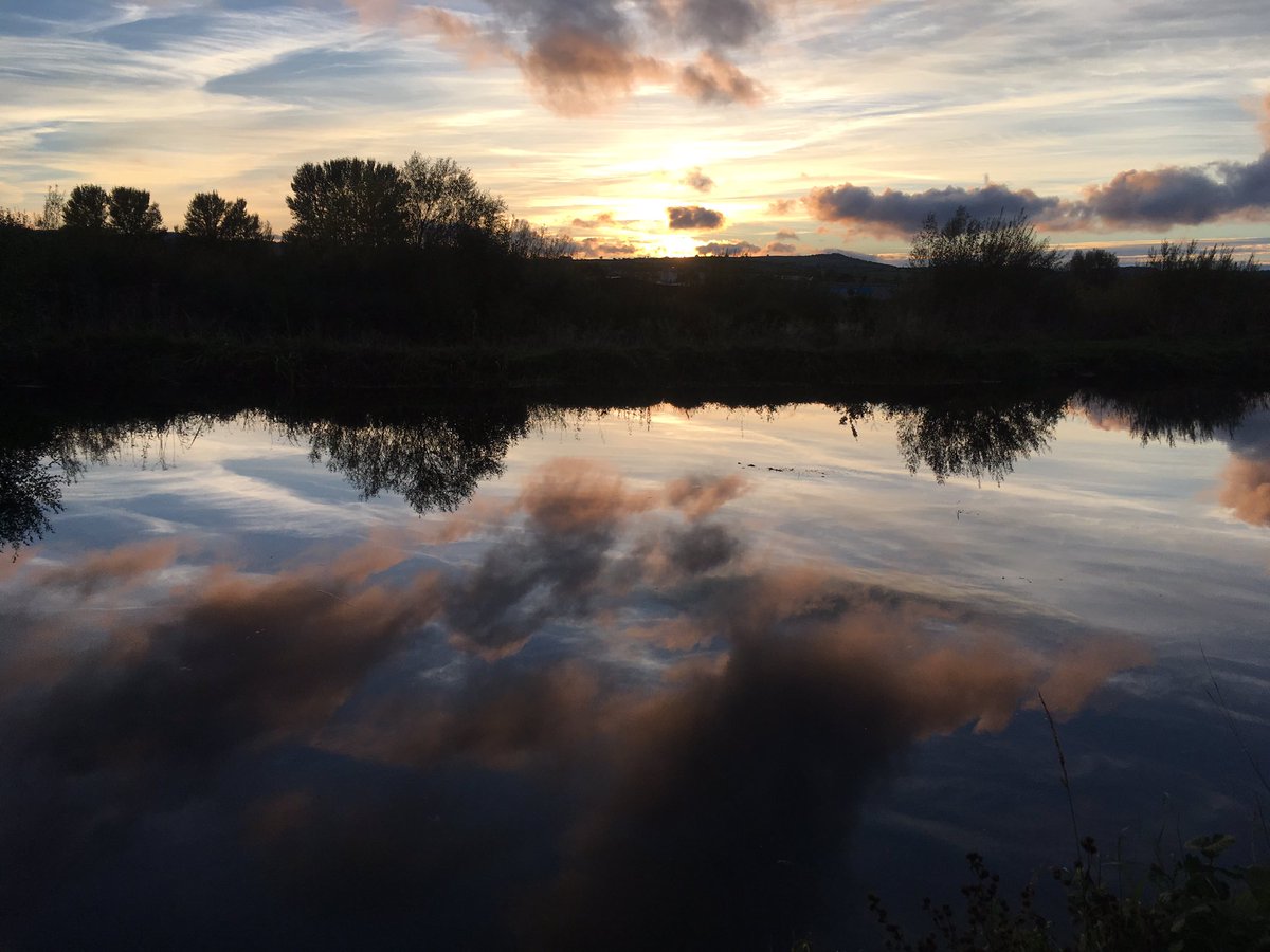 SnowballRob's tweet photo. Evening walk tonight #reflections #dimpsy #ExeterShipCanal #Exeter #Canal https://t.co/yxJAhnJ3GK