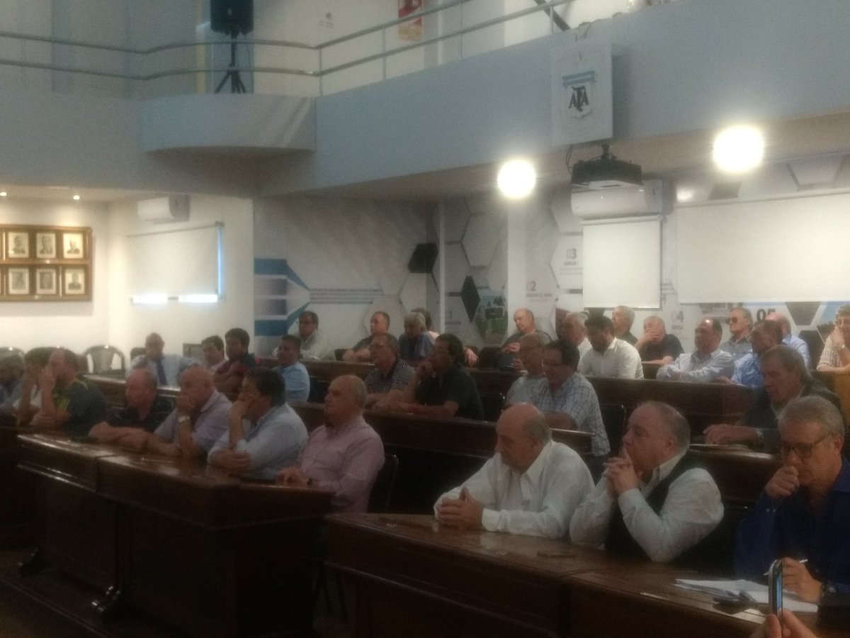 SantiDezio's tweet photo. #ConsejoFederal Comienza la reunión de Ligas de la Provincia de Buenos Aires. Salón repleto en el tercer piso. Se hará el acta constitutiva de una nueva Federación en la provincia @ascensointerior https://t.co/7oRbswcXDJ