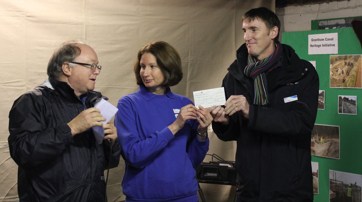 GranthamCanal's tweet photo. Our Chief Exec. David Lyneham-Brown(L) presenting £20,000 to CRT Project Manager Karen Rice & CRT Regional Director Phil Mulligan.
This is another installment in our commitment to raise £94,000 in match funding @HLFEastMids supported GCHI project to restore #Lock14 & #Lock15 https://t.co/1gNUYTU1FS