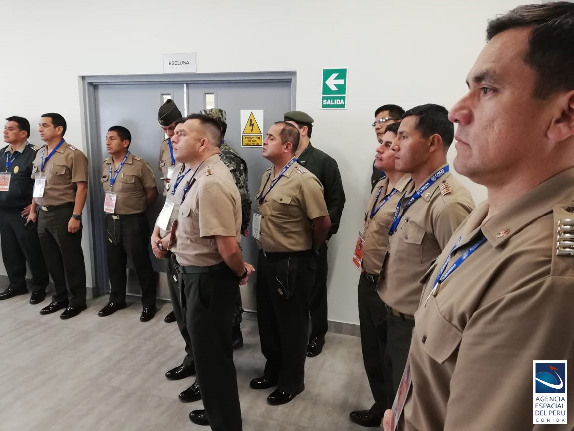 A_Espacial_Peru's tweet photo. La #AgenciaEspacialdelPerú recibió la visita de Oficiales Alumnos de la escuela de inteligencia del Ejército del Perú, quienes reconocieron las instalaciones del #CNOIS 1/2 https://t.co/1BOIbjQRUT