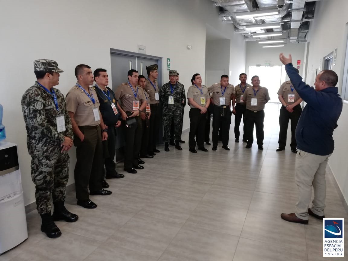 A_Espacial_Peru's tweet photo. La #AgenciaEspacialdelPerú recibió la visita de Oficiales Alumnos de la escuela de inteligencia del Ejército del Perú, quienes reconocieron las instalaciones del #CNOIS 1/2 https://t.co/1BOIbjQRUT