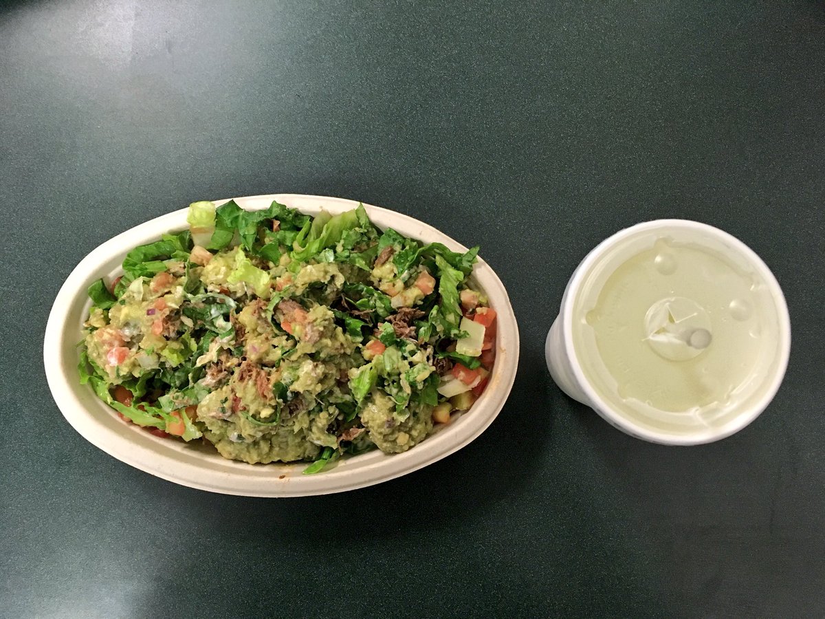 itsyahwaves's tweet photo. Chipotle go-to . . . Barbacoa, brown rice, Pico de gallo, guacamole, and so much more 🥙🌮🌯 and the of course, the Minute Maid lemonade 🍋 #EUcomm331 #chipotle #minutemaid #bowl https://t.co/fweaGldfXl