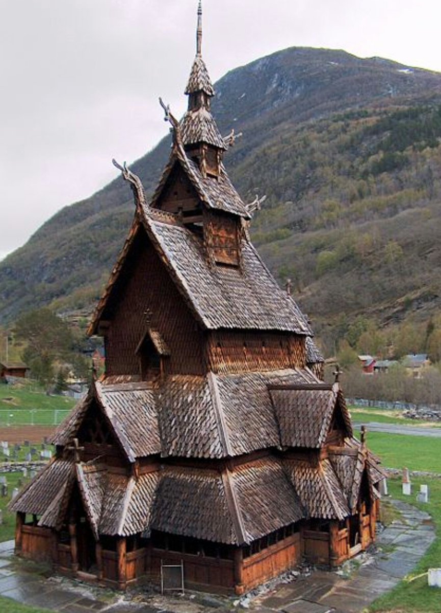 La Iglesia de madera de Borgund es un antiguo templo del tipo stavkirke de la localidad de Borgund, en Noruega.