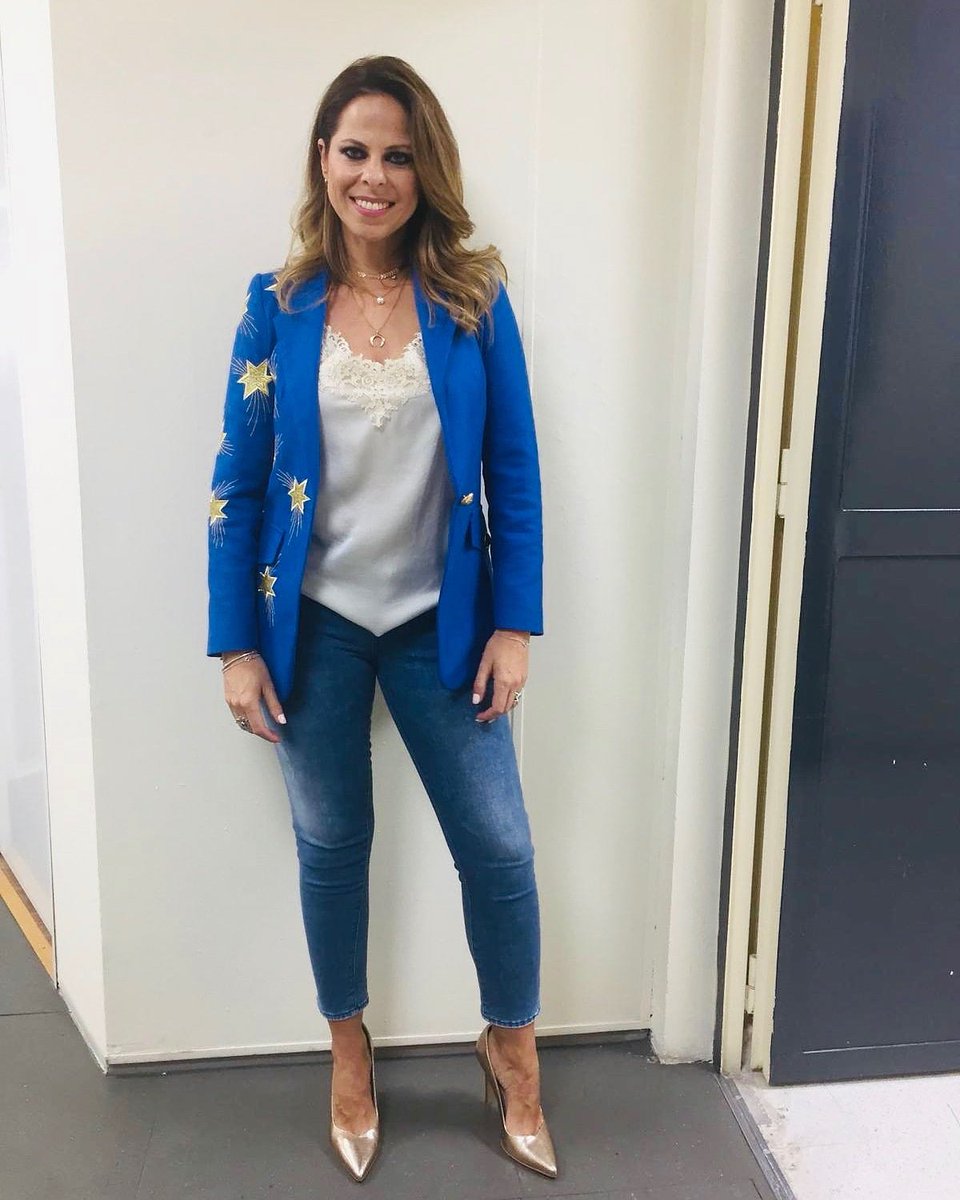 David_estilista's tweet photo. Mi querida @PastoraSoler con blazer de @LaCondesaConde , top de @PINKO , jeans de Rich &amp; royal y zapatos de @LODIshoes . Styled by @David_estilista https://t.co/2tLau0lmUO