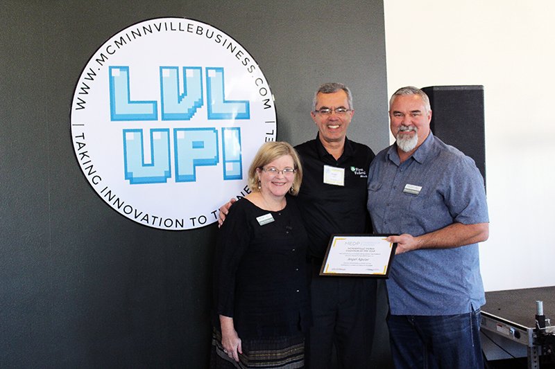 first_federal's tweet photo. Our Newberg Branch Manager, Angel Aguiar, receiving the #McMinnville WORKS Champion of the Year #Award for his hard work and dedication to their #ProfessionalDevelopment Workshops. @mcminnvillebusiness #McMinnvilleBusiness #McMinnvilleMADE
https://t.co/1JohaQG8bD https://t.co/AfkuEDYXT3