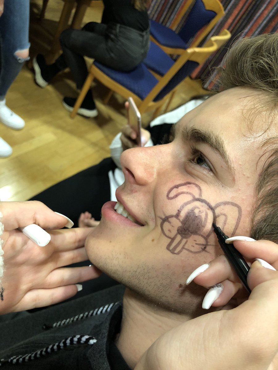 NosdeoLaura's tweet photo. boys painting 🖊 #sc2018_02 https://t.co/mVD9faayJ5